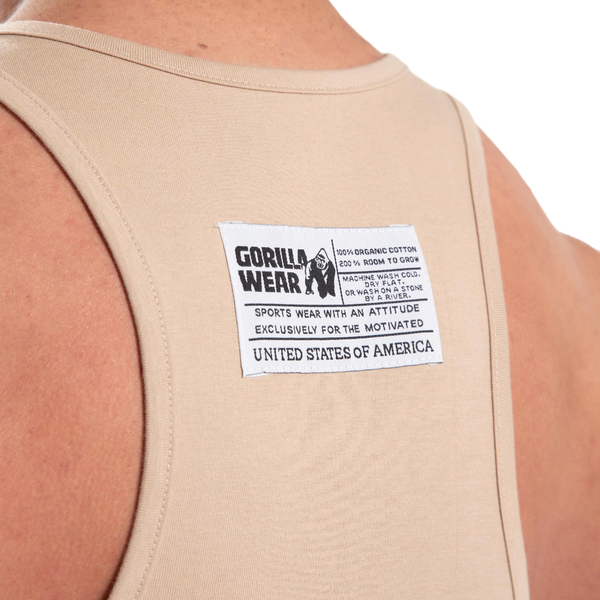 Gorilla Wear Classic Tank Top Light Brown – närbild av ryggmärke