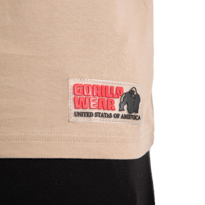 Gorilla Wear Classic Tank Top Light Brown – närbild av nederkant och varumärkesmärke
