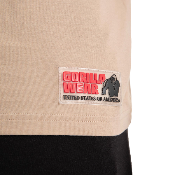 Gorilla Wear Classic Tank Top Light Brown – närbild av nederkant och varumärkesmärke