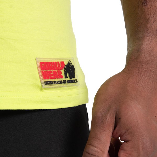 Gorilla Wear Classic Tank Top Wild Lime – närbild av nederkant och varumärkesmärke