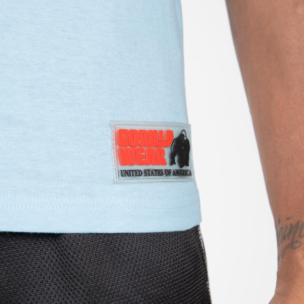 Gorilla Wear Classic Tank Top Light Blue – närbild av nederkant och varumärkesmärke