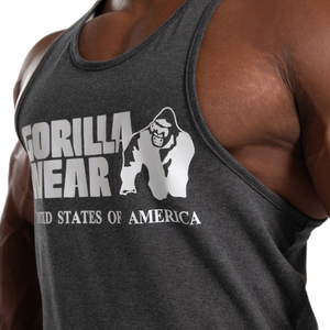 Gorilla Wear Classic Tank Top Dark Grey – närbild av brösttryck