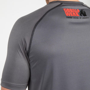 Gorilla Wear Performance T-Shirt Grey – närbild av rygglogotyp