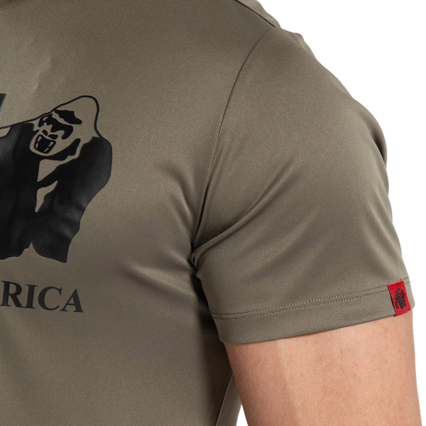 Gorilla Wear Classic Training T-Shirt Army Green – närbild av ärm och varumärkesmärke