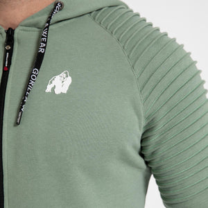 Gorilla Wear Georgia Zipped Hoodie Green Bay – närbild av bröstlogotyp och ribbad ärm