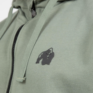 Gorilla Wear Leon Zipped Hoodie Green – närbild av bröstlogotyp