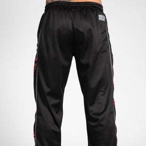 Gorilla Wear Functional Mesh Pants Black/Red – byxor på modell bakifrån