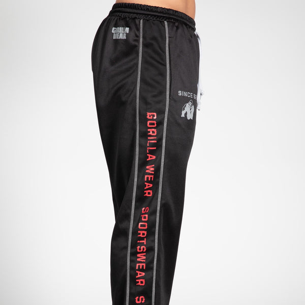 Gorilla Wear Functional Mesh Pants Black/Red – närbild av byxornas sida och logotyp