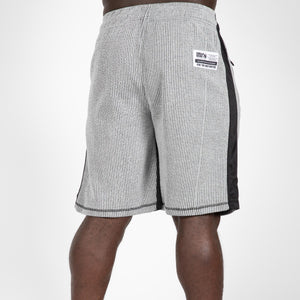 Gorilla Wear Augustine Old School Shorts Grey – på modell bakifrån från sidan