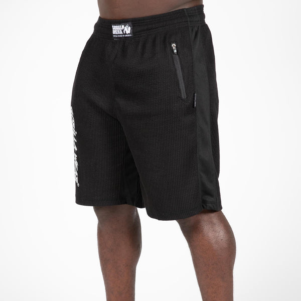 Gorilla Wear Augustine Old School Shorts Black – på modell från sidan