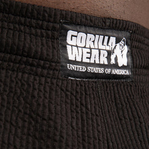 Gorilla Wear Augustine Old School Shorts Black – närbild av linning och logotyp