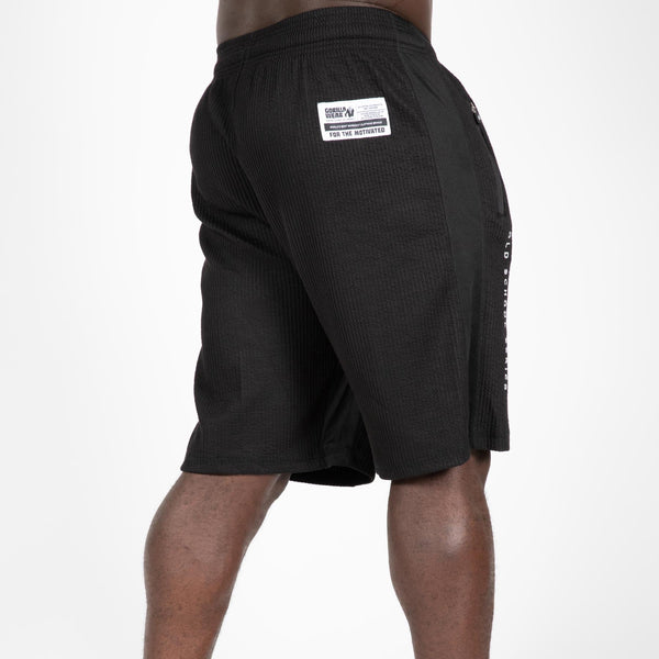 Gorilla Wear Augustine Old School Shorts Black – på modell bakifrån från sidan