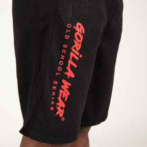 Gorilla Wear Augustine Old School Shorts Black/Red – närbild av benlogotyp