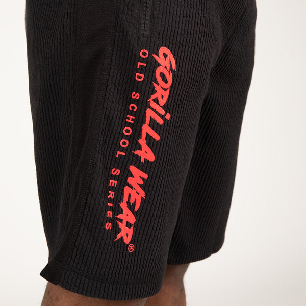 Gorilla Wear Augustine Old School Shorts Black/Red – närbild av benlogotyp