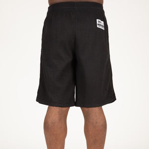 Gorilla Wear Augustine Old School Shorts Black/Red – shorts på modell bakifrån i trekvartsprofil