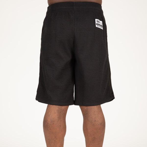 Gorilla Wear Augustine Old School Shorts Black/Red – shorts på modell bakifrån i trekvartsprofil
