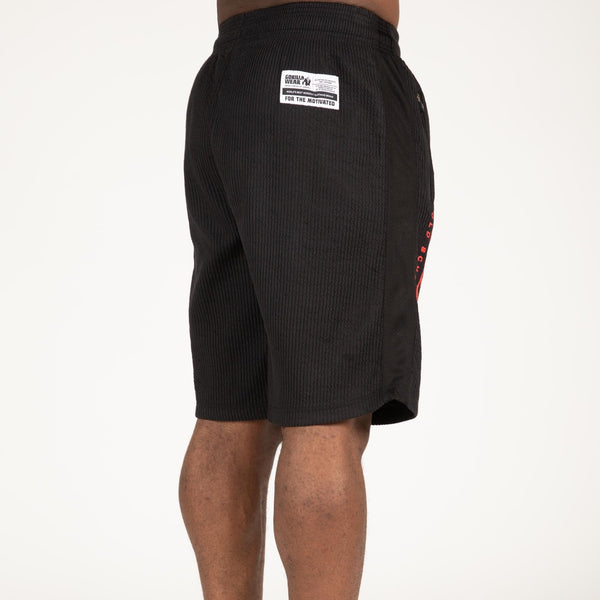 Gorilla Wear Augustine Old School Shorts Black/Red – på modell bakifrån från sidan