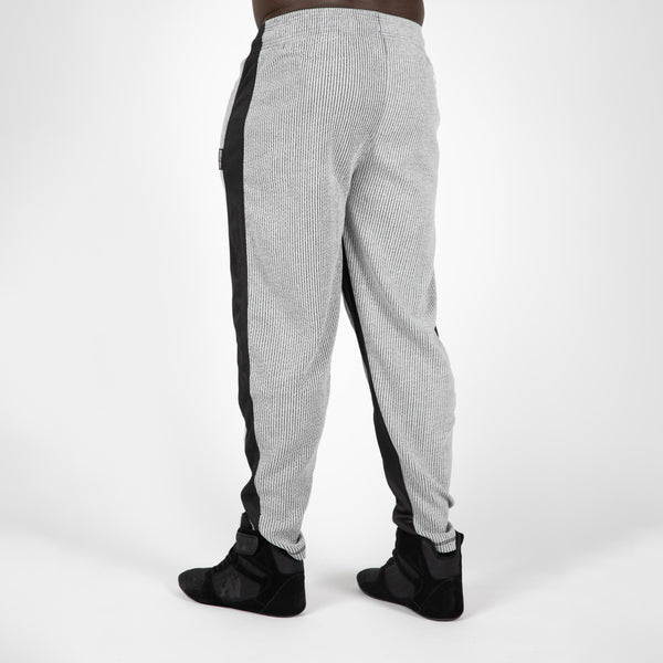 Gorilla Wear Augustine Old School Pants grey – på modell bakifrån från sidan