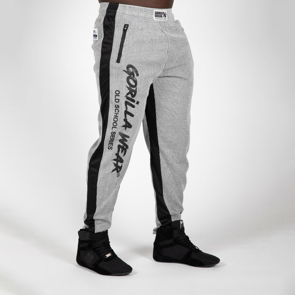 Gorilla Wear Augustine Old School Pants grey – på modell från sidan