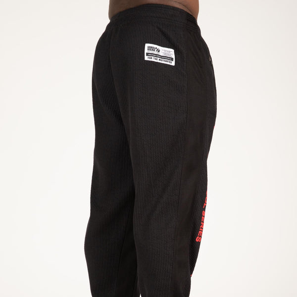 Gorilla Wear Augustine Old School Pants black/red – på modell från sidan