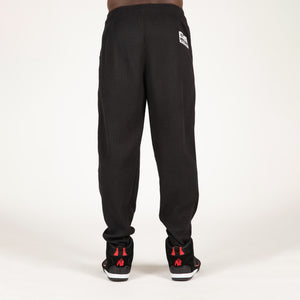 Gorilla Wear Augustine Old School Pants black/red – på modell bakifrån