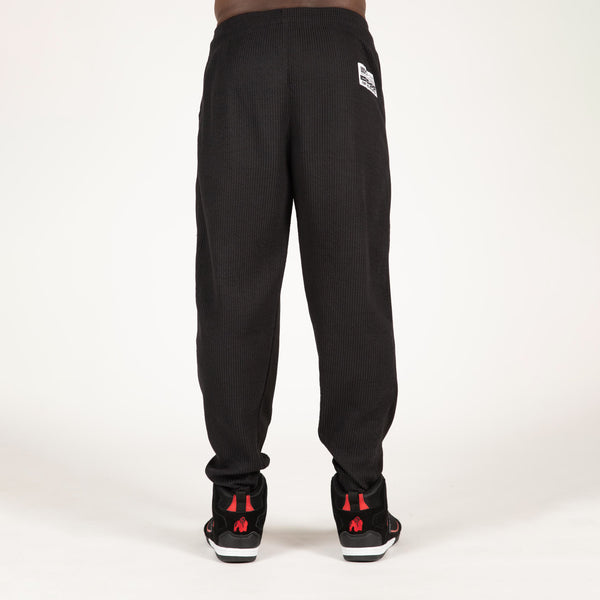 Gorilla Wear Augustine Old School Pants black/red – på modell bakifrån