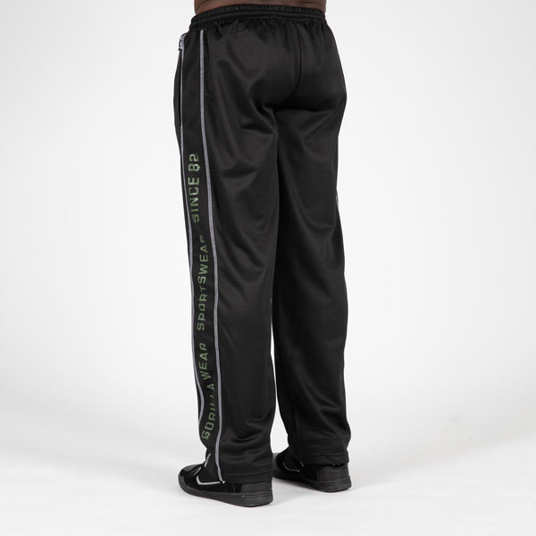 Gorilla Wear Functional Mesh Pants Black/Green – byxor på modell bakifrån i trekvartsprofil