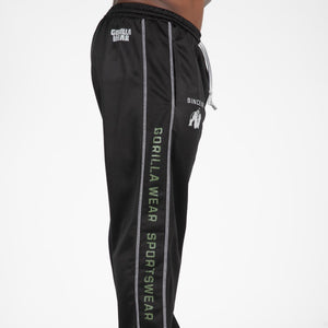 Gorilla Wear Functional Mesh Pants Black/Green – byxor på modell från sidan