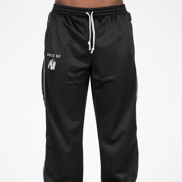 Gorilla Wear Functional Mesh Pants Black/Green – byxor på modell framifrån