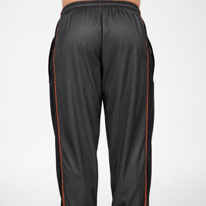 Gorilla Wear Wallace Mesh Pants Grey/Orange – meshbyxor på modell bakifrån