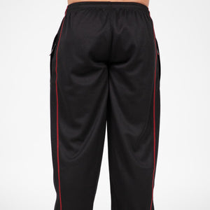 Gorilla Wear Wallace Mesh Pants Black/Red – meshbyxor på modell bakifrån