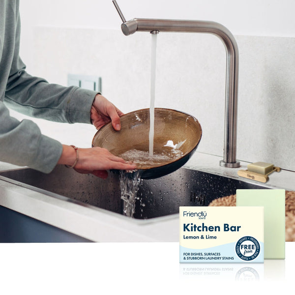 Friendly Soap Kökstvål 95 g – Kitchen Bar i användning vid diskning