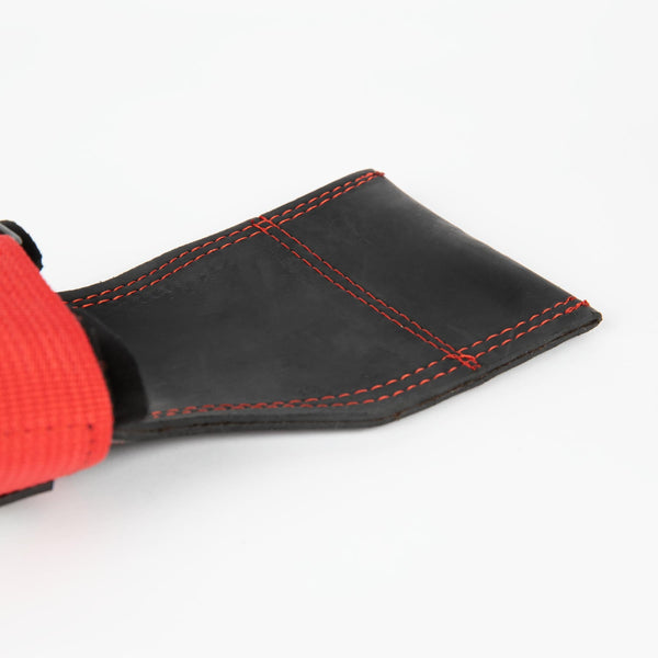 Gorilla Wear Lifting Grips Black/Red – närbild av lifting grip-greppyta