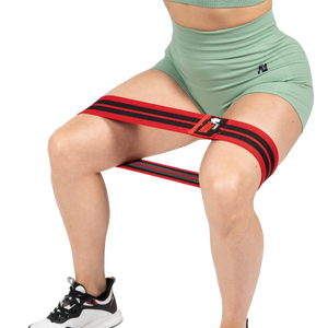 Gorilla Wear Glute Bands 3-Pack black/red/grey – motståndsband i användning runt låren sittande
