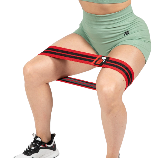 Gorilla Wear Glute Bands 3-Pack black/red/grey – motståndsband i användning runt låren sittande