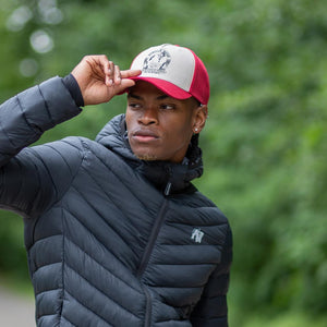 Gorilla Wear Buckley Cap Red/Beige – keps på modell utomhus