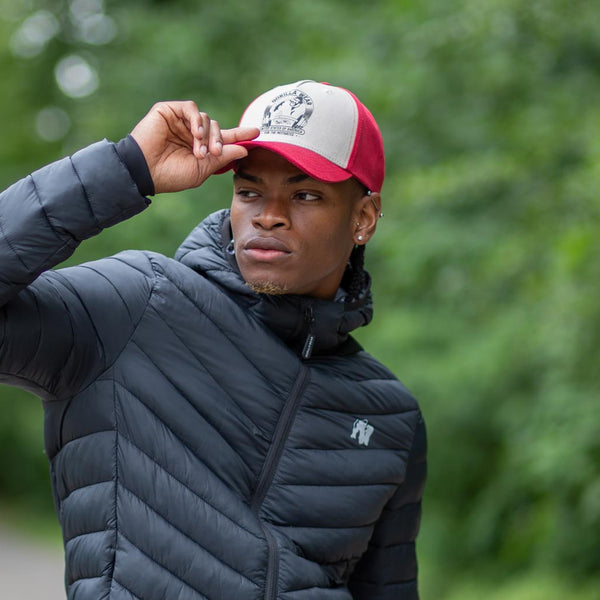 Gorilla Wear Buckley Cap Red/Beige – keps på modell utomhus