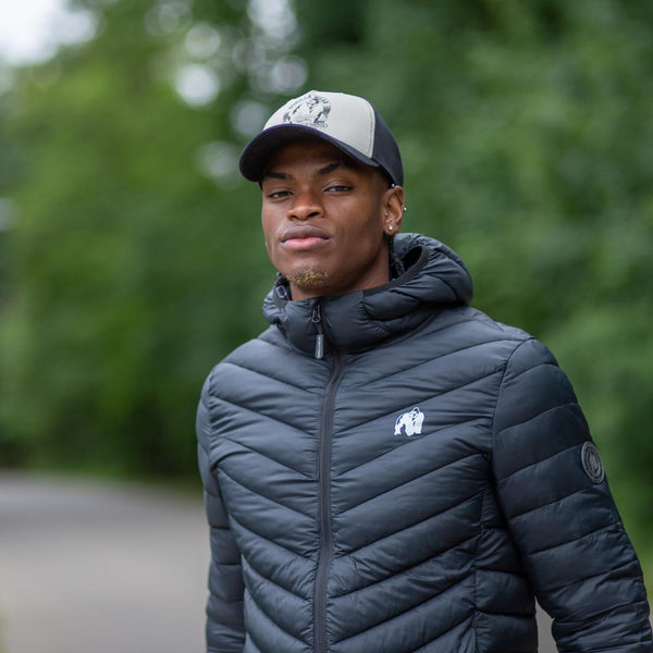 Gorilla Wear Buckley Cap black/beige – Buckley-keps på modell utomhus framifrån