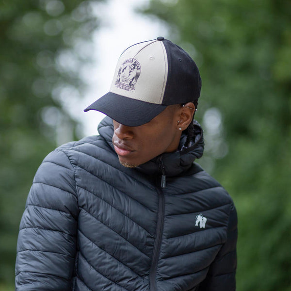 Gorilla Wear Buckley Cap black/beige – Buckley-keps på modell utomhus med blicken nedåt