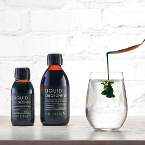 Kiki Health Liquid Chlorophyll 125 ml – flaskor bredvid glas med vatten