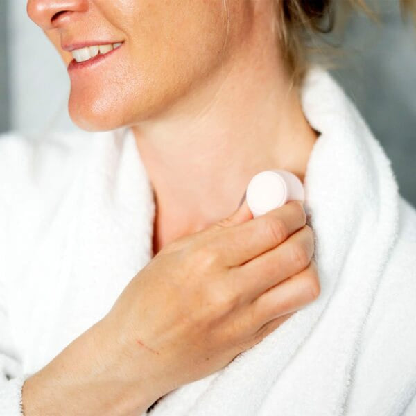 Curam Face Massage Cup Calming White – i användning på hals