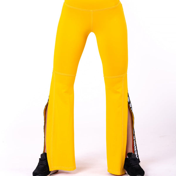 NEBBIA 70’s Fancy Flare Pants Yellow – på modell bakifrån