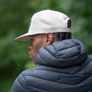 Gorilla Wear Dothan Cap beige – keps på modell utomhus