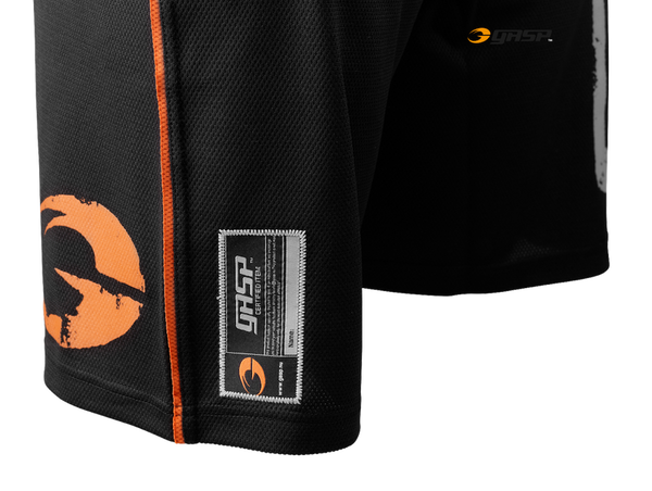 GASP Pro Mesh Shorts Svart – detalj av shortsens logotyp och söm
