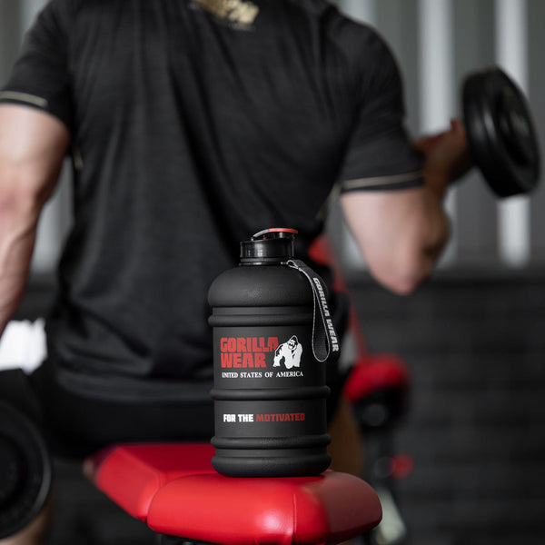 Gorilla Wear Water Jug Black 2,2 L – i träningsmiljö