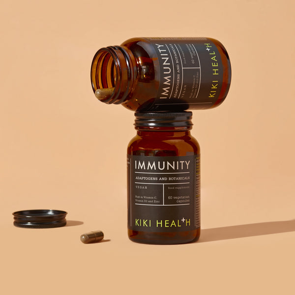 Kiki Health Immunity Blend 60 kapslar – med öppnad burk i miljöbild