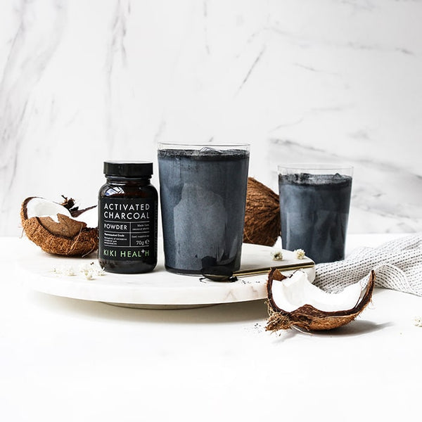 Kiki Health Activated Charcoal Powder 70 g – med dryck och kokos
