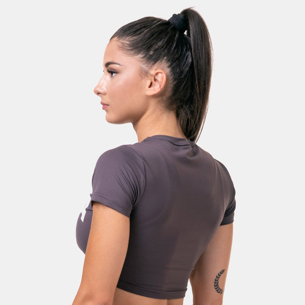 NEBBIA Sporty Crop Top Marron – på modell bakifrån