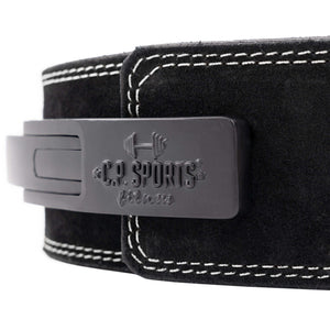 C.P. Sports Powerlifting Lever Belt Black – närbild av powerliftingbältets spänne och sömmar
