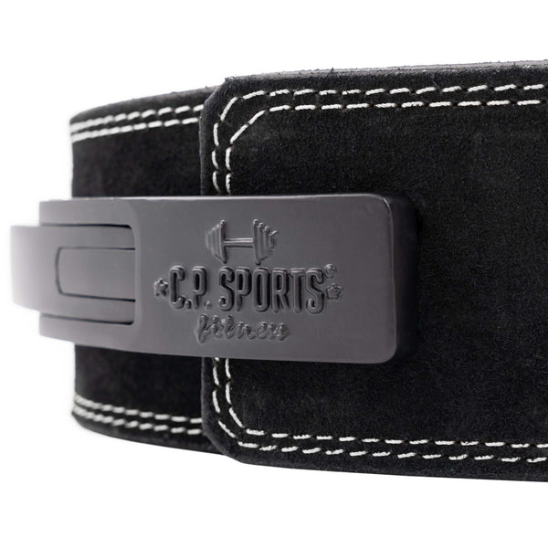 C.P. Sports Powerlifting Lever Belt Black – närbild av powerliftingbältets spänne och sömmar